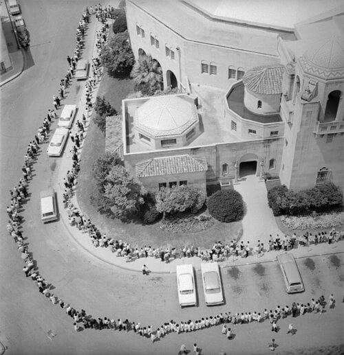 Aerial view of a crowd awaiting polio immunization, San Antonio, 1962